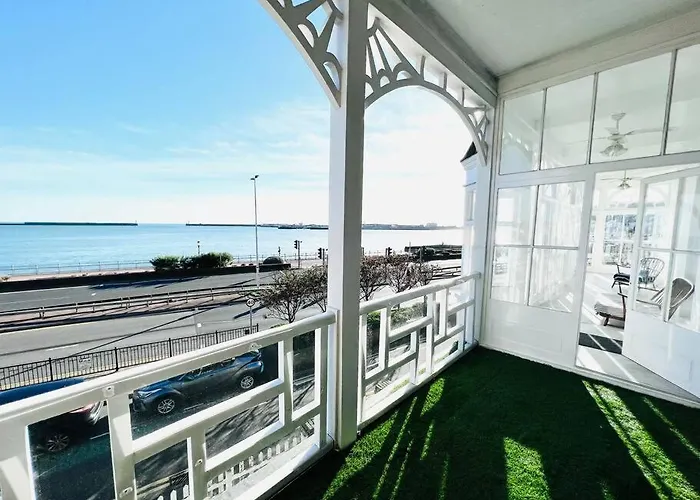 Flat 4 Marine Parade House, 1 East Cliff- Next To Dover Port, White Cliffs, Beach, Castle
