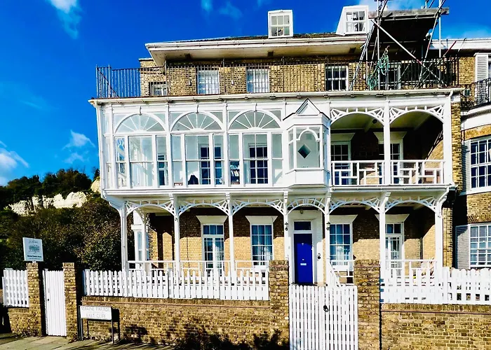 Flat 3 Marine Parade House, 1 East Cliff - Next To Dover Port, White Cliffs, Beach, Castle